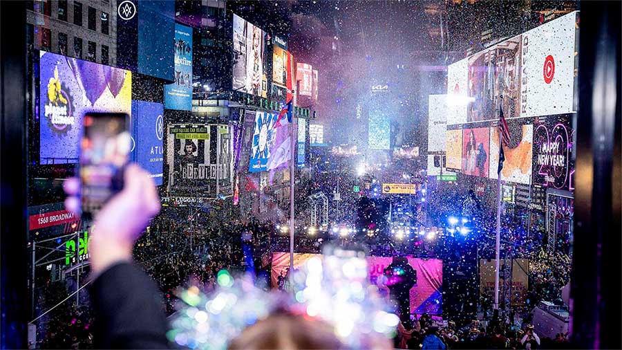 R Lounge NYC Times Square New Years Eve 2023